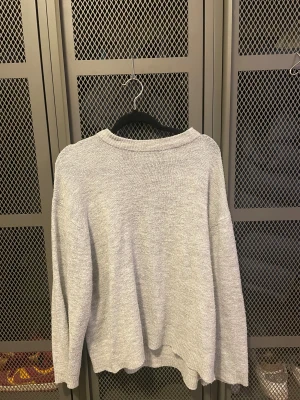 Ljusgrå stickad tröja 157  - Mysig ljusgrå stickad tröja från lager 157. 