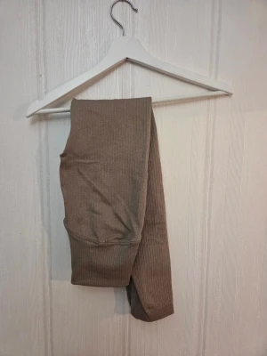 Ribbade beige leggings från Aimn - Snygga ribbade leggings från Aimn i beige ton. De har hög midja och är tillverkade i ett stretchigt material. Aldrig använda! Nypris 799kr