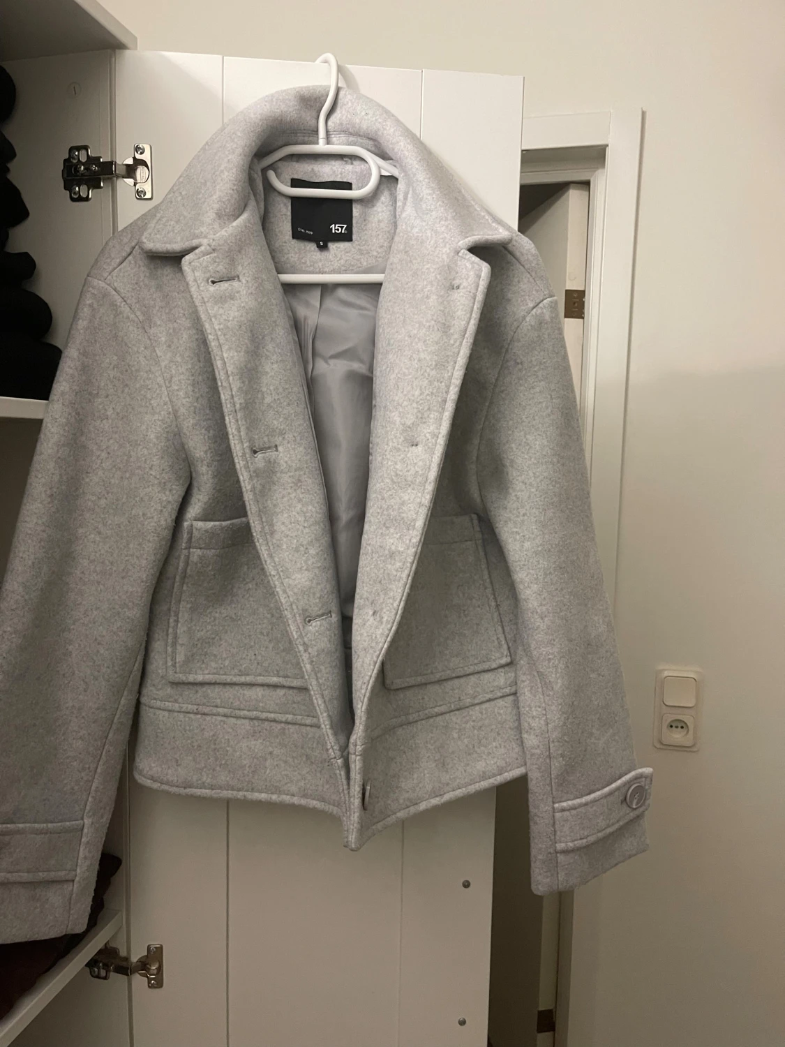 Ljusgrå ulljacka från 157