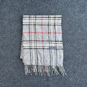 Burberry scarf - Burberry-scarf som är 100% äkta. Mindre defekter kan förekomma enligt bild men inget märkvärdigt då de är vintage. Snabb leverans och trygg handel då vi har 7 års erfarenhet i branschen. Vid frågor eller bud, skicka gärna ett meddelande. 1006