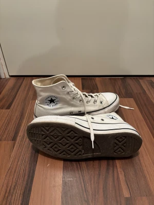 Converse CTAS LIFT HI BLACK/WHITE - Höga sneakers  - Ett par rätt använda höga converse i vit färg! Otroligt snygga, men tyvärr inte min stil längre. Skorna köptes second hand här på Plick ✨ Tyvärr finns det en missfärgning på ”tungan” som jag inte lyckades få bort från förra ägaren. På bilderna så är skorna inte så rengjorda, men de görs självklart rent innan de skickas iväg 💗