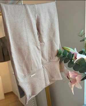 Beige ribbade leggings från Aim'n - Träningstights