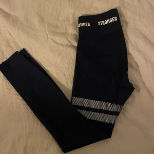 Mörkblå sport-bh och tights från  Stronger - Byxor: 275. Topp: 200(ilägg är ej i)! Köp både byxor o topp för 600kr! Byxorna är lite slitna men inget märkbart! 