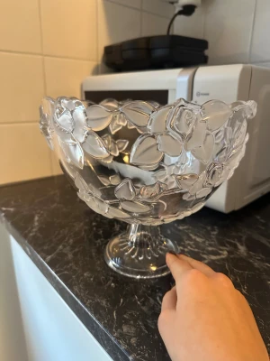 Skål / Vas - Bilderna visar dekorativa glasföremål såsom en skål, vas och vinglas i pressat glas med blommönster. Produkterna är avsedd för servering eller dekoration. Du får paket pris ( stora skålen , 2 likadana vas + 4 st champagneglas )