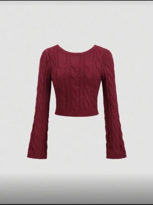 Mörkröd stickad tröja från SHEIN - Säljer en mörkröd stickad tröja från SHEIN i storlek S. Tröjan har ett snyggt kabelstickat mönster och långa ärmar. Perfekt för dig som gillar mysiga och trendiga plagg med lite loose passform. Passar till höst och vinter när du vill vara både varm och stylish.