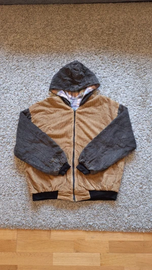 Brun bomberjacka med huva - Snygg brun bomberjacka med huva i storlek M(passar S också). 100% bomull. Använt många gånger så den har lite slitningar(bild 4)men skicket som helhet är fortfarande riktig bra. Fråga gärna för fler bilder! Passar riktig bra under hösten, vintern och våren. Skick: 7/10