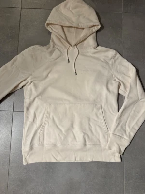 J.lindeberg hoddie  - Tjena! Säljer nu min vita J.Lindeberg hoddie i storlek M. Den är i fint skick och har inga fläckar eller synliga slitage. Hör av er vid fler frågor eller funderingar! Pris kan diskuteras vid snabb affär!