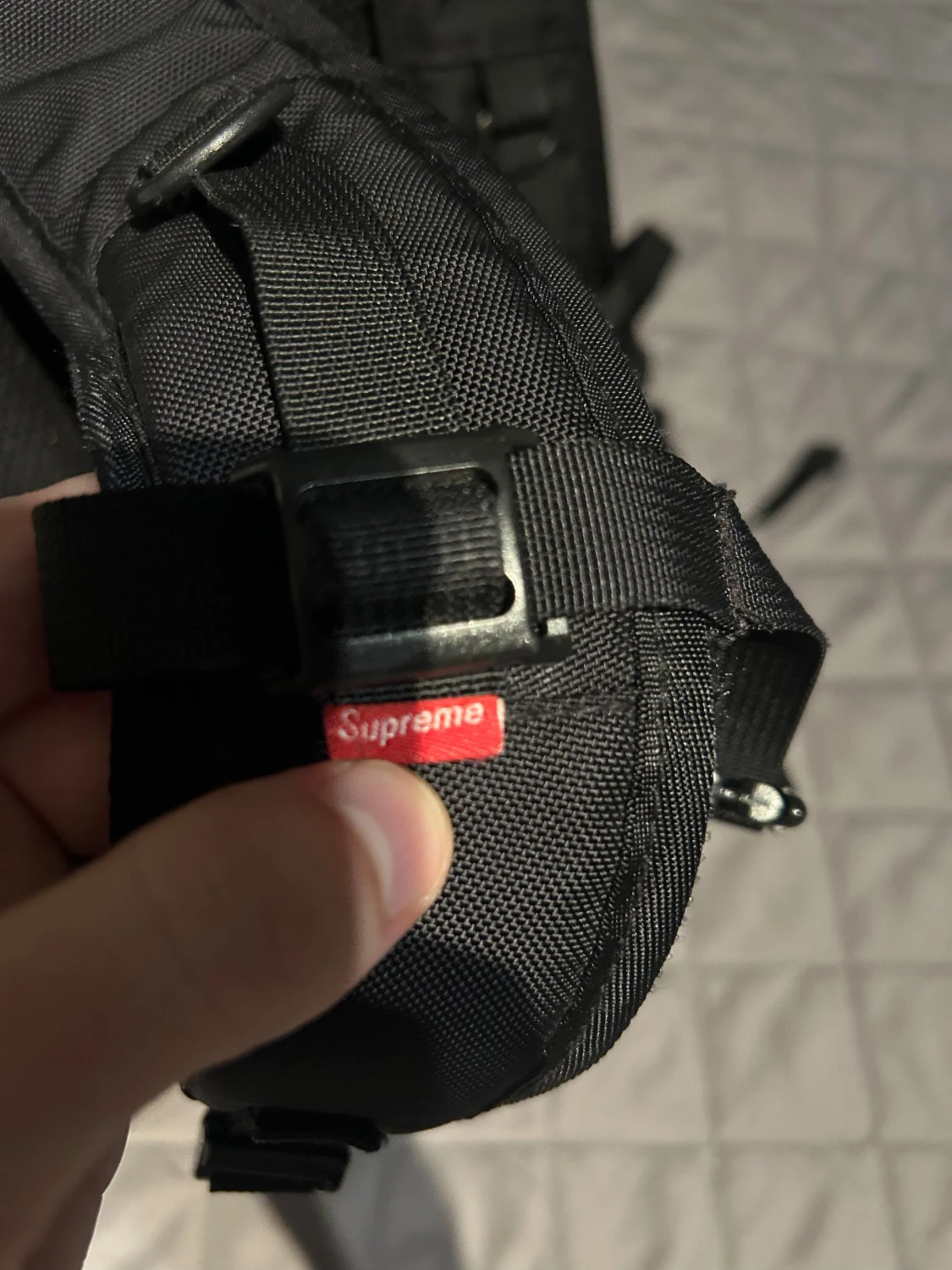 Svart ryggsäck från Supreme - 3