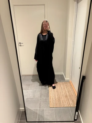 Open Abaya  - Säljer min svara skimriga open abaya. Jag är 166 cm lång, använt den ett par gånger. Kanske 3 gånger men inga tecken på användning och har inga defekter