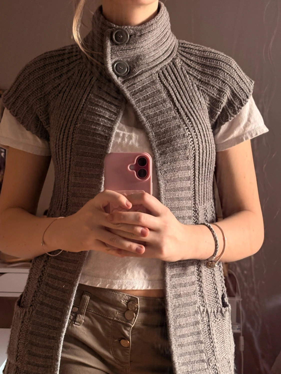 Grå stickad väst med hög krage - 1