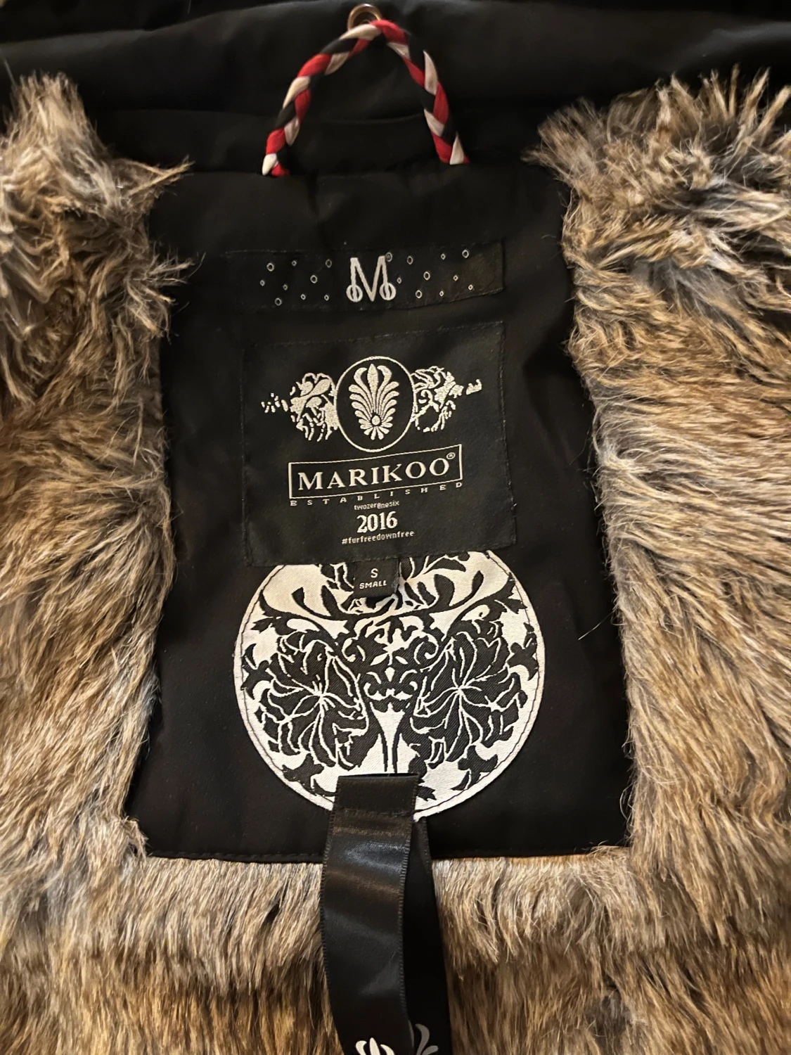 Svart vinterjacka med fuskpäls från Marikoo - 2