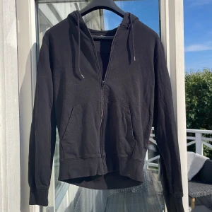 Zip Hoddie - Säljer nu denna svarta zip hoddie från Cubus då den inte längre passar. Skick 8/10 inga större defekter, storlek S. Hör av dig om ytterligare funderingar!