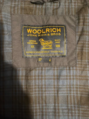 Woolrich fieldjacket - Hej säljer nu denna väldigt snygga och eftertraktade woolrich jacka! Jackan är slutsåld överallt och går inte att få tag på… Jackan är perfekt nu till hösten/vintern Storlek M Nypris: 6000kr Säljs för: 1299kr!