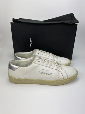 Saint Laurent skor  - Hej! Säljer nu dessa svin snygga ysl skor. Skorna är i grymt skick! Begränsat antal boxar och dustbag. Hör av dig vid frågor 