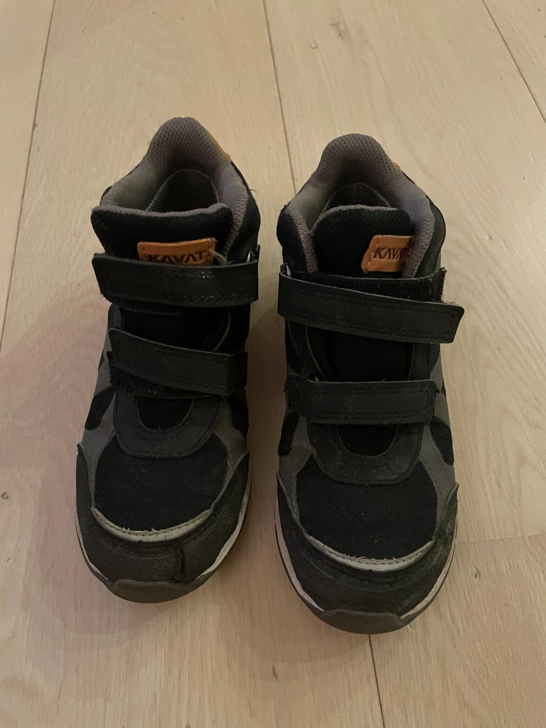 Svarta sneakers från Kavat med kardborre
