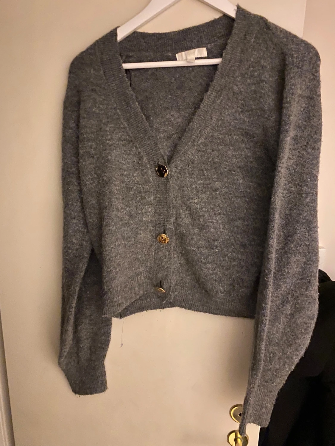 Grå kofta från H&M med guldfärgade knappar - 1