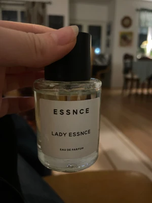 Lady ESSNCE Eau de Parfum 50ml - Essnce parfym med toppnoter av persika, litchi, tangerin och bergamott. Hjärtnoter av lilja, plommon, jasmin och liljekonvalj. Basnoter av vanilj, amber, mysk och vetiver. Volym: i princip full, kanske 48ml/50ml kvar. Passar all årstider enligt mig!