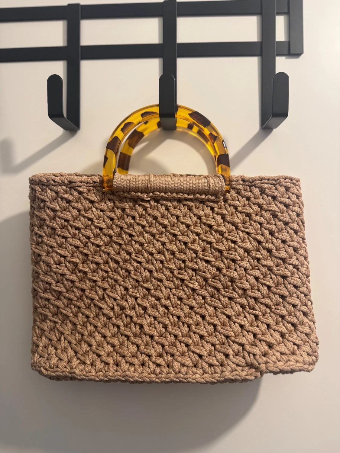 Beige handväska med leopardhandtag - 1