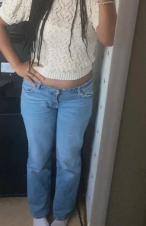 Bootcut ljusblå jeans från bershka - Säljer ett par ljusblå bershka jeans med bootcut passform och har låg midja. Säljer pga att dem är för stora! Nypris 360kr men säljer för 100kr+frakt(kan absolut gå ner i pris vid snabb affär)🩷Skriv hjärna privat om du vill ha fler bilder eller har frågor!🩷