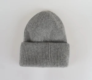 Satinfodrad mössa grå - Denna riktigt snygga stickade mössa ger en lyxig och exklusiv känsla samtidigt som den håller en stilren och tidlös design. På insidan finns det ett insytt lager av satin som både skyddar håret och ger extra komfort. Denna kombination av stil och funktionalitet gör den till ett självklart val för dig som söker en mössa av elegans. Mössan är unisex och onesize.😁