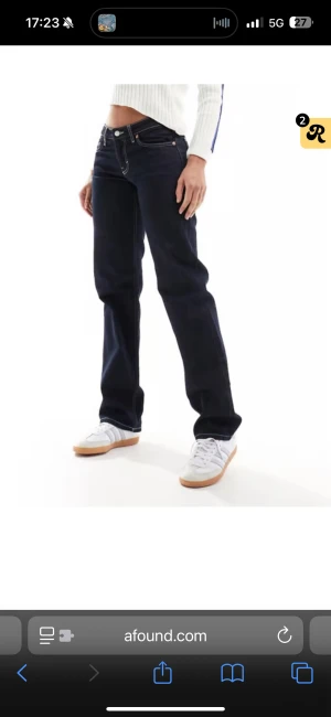 Mörkblå bootcut jeans med låg midja - Byte endast!!!⚠️‼️ ett par jeans från weekday i modellen arrow, mina favoritjeans som blivit för små för mig. Storlek 25/34. Skulle gärna vilja byta till 27/34. Denna färg är nämligen slutsåld överallt så om någon vill byta hör jättegärna av er😊