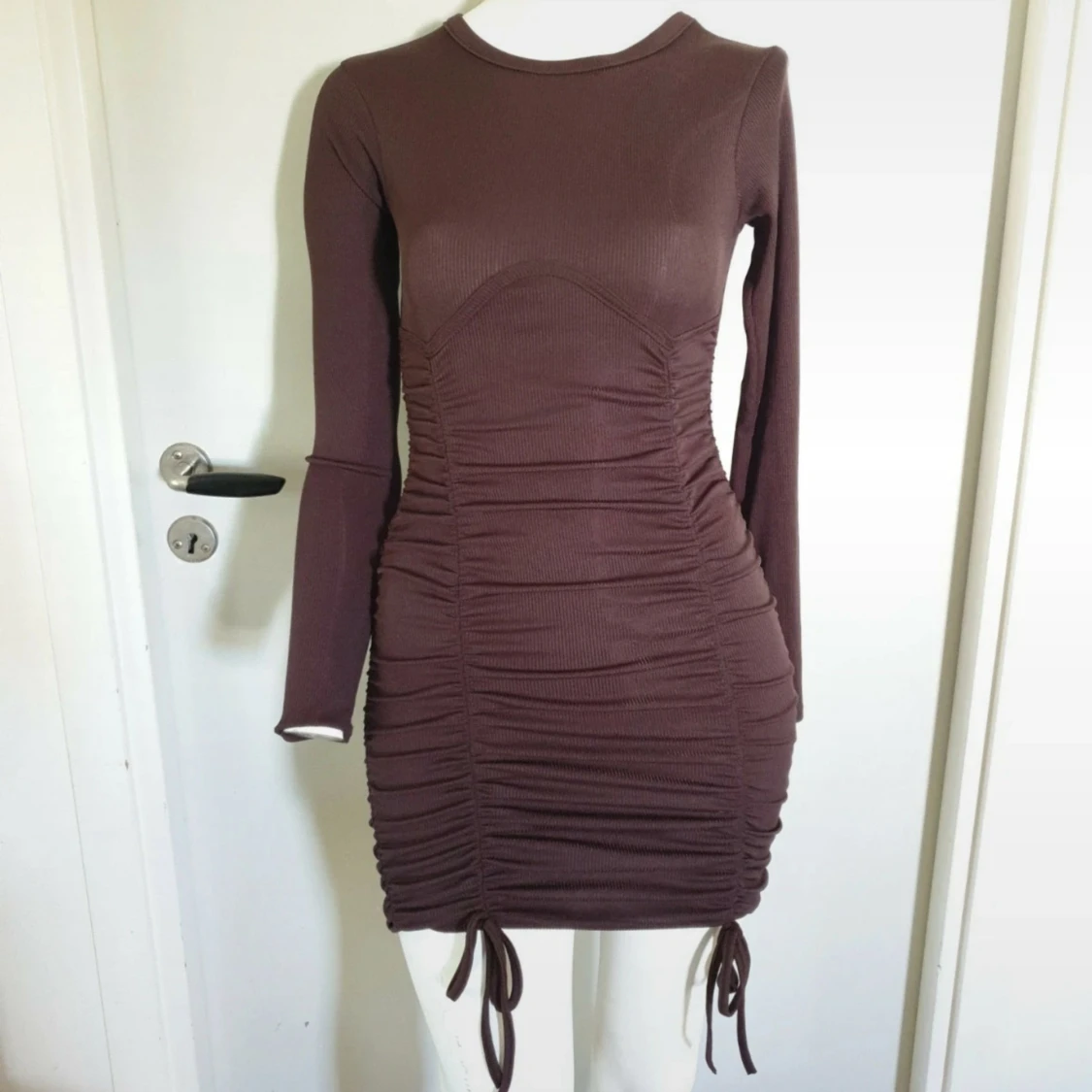 Brun ribbad omlottklänning med snörning