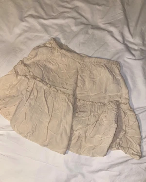 Pamela Reif x NAKD volang kjol - Så fin sommar kjol från NAKD. Den är tunn och passar perfekt med ett linne eller t-shirt på sommaren. Passar på mig och jag ar XS eller S. #kjol #NAKD #beigekjol #sommarkjol #volang #miniskirt