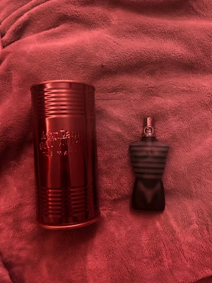 Jean Paul Gaultier Le Male 40ml - Ikonisk parfym i cool designad flaska, 40ml. Tillverkad i Spanien. Perfekt storlek att ta med överallt och passar dig som vill sticka ut med en klassiker.