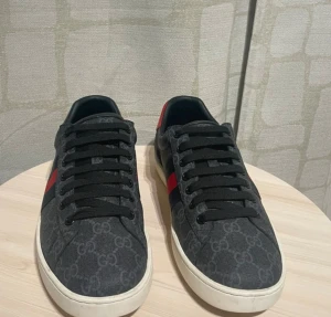 Gucci ace  - Säljer mina svarta gucci skor som är i ett mycket bra skick, använda enstaka gånger. Storlek 44. Kom privat vid funderingar och ytligare bilder på skorna!