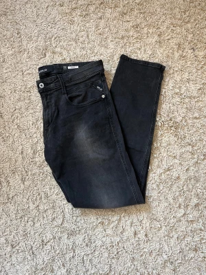 Replay Anbass jeans  - Hej! Säljer dessa riktigt snygga Replay Anbass jeans som är perfekta inför vintern!⛄️Storlek 34/32 och skicket är mycket bra🙌
