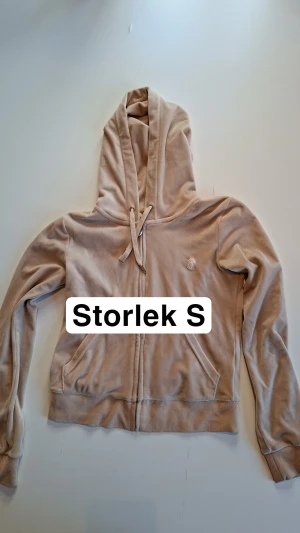 Juicy cotoure set  - Ett beige fint Juicy cotoure set. Tröja storlek S, den är i fint skick! Byxorna är i storlek XS, byxorna har några små små fläckar men det stör inte helheten och dem är lite noppriga i midjan men hela settet är generellt i bra skick🙏🏽 kan skicka bättre bilder om du vill ha det😁 postar samma dag som köp sker ❤️ djur och rökfritt hem 🥰