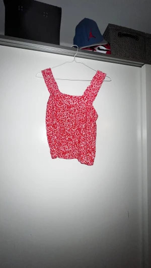 Röd prickig topp/linne  - Säljer min fina linne liknade topp som är väldigt fin. Har använt den få gånger🥰🥰Kan diskutera eventuella prisförslag 🙏