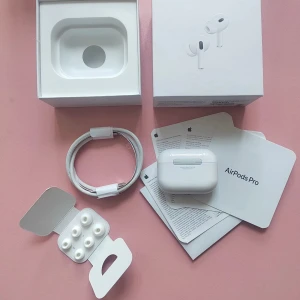 AirPods Pro (2nd Generation) MagSafe USB-C - Apple AirPods Pro (2nd gen) med MagSafe-laddningsetui (USB-C). Komplett med originalkartong, extra öronproppar, USB-C-laddkabel och manualer. Produkten ser ut att vara i mycket gott skick utan synligt slitage. Perfekt för brusreducering och trådlös musikupplevelse.