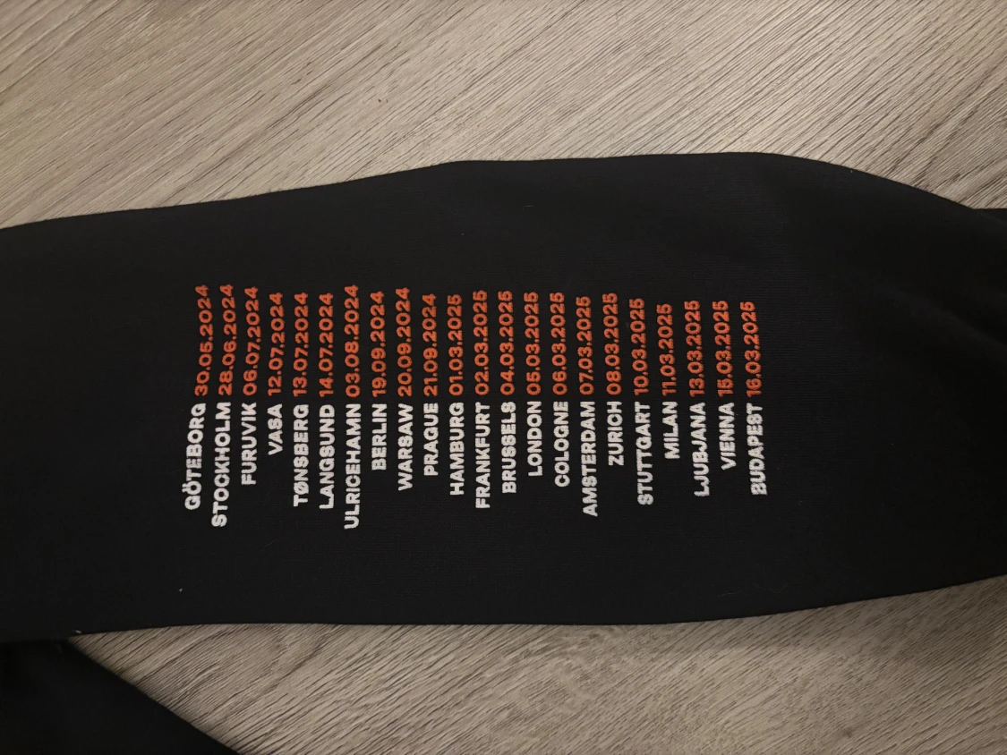 Limited edition svart hoodie M&M Tour Part 2 - 1