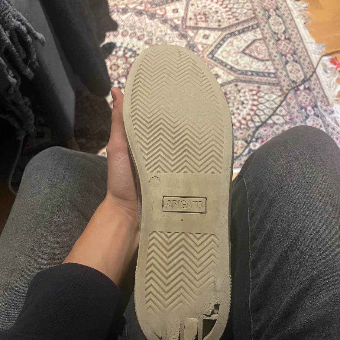 Grå mocka sneakers från Axel Arigato - 2