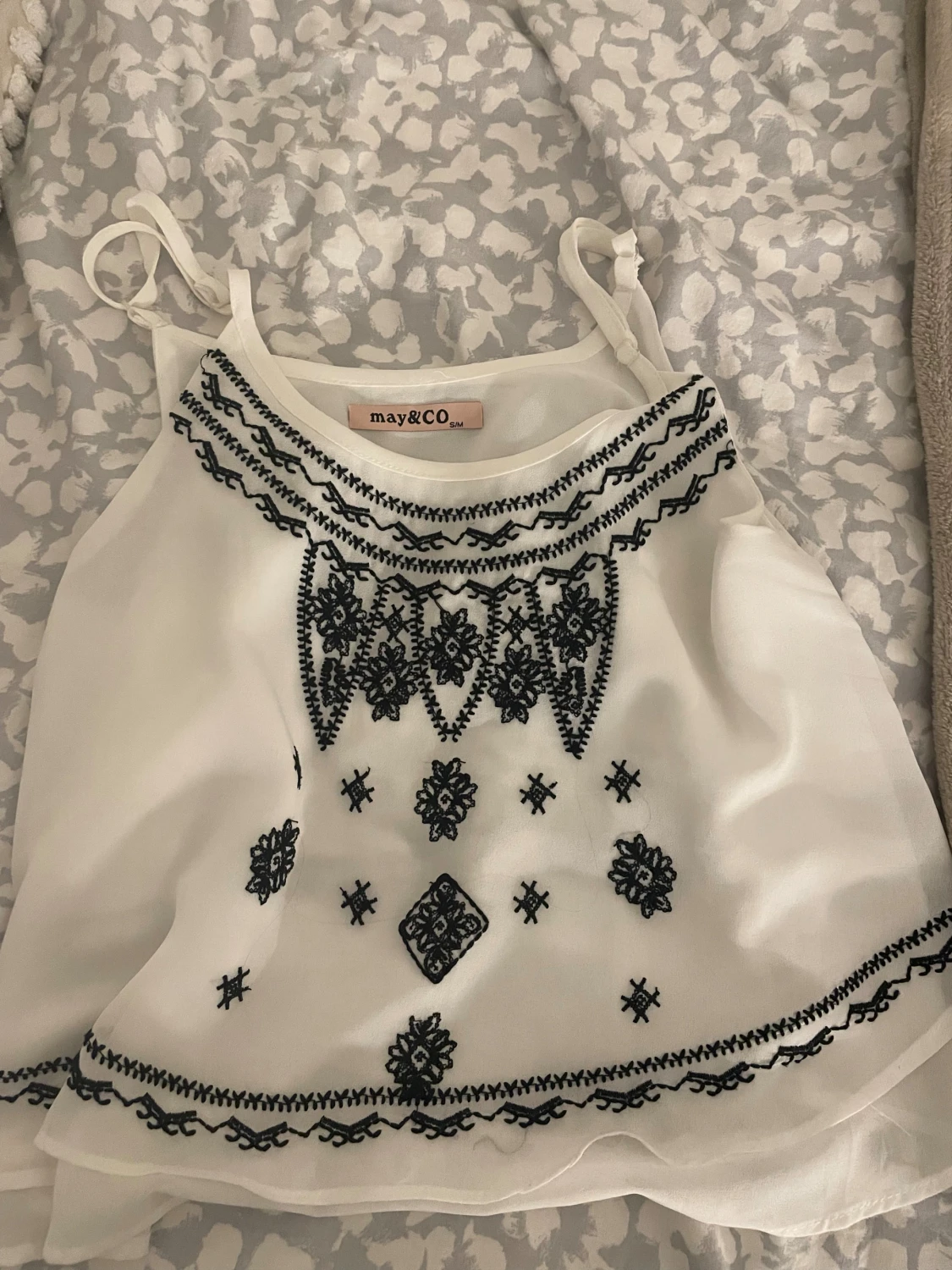 Vit broderad linnetopp från may&CO