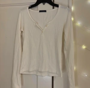 Vit ribbad långärmad tröja - Från brandy Melville i klassisk design så söt 🫶🏼