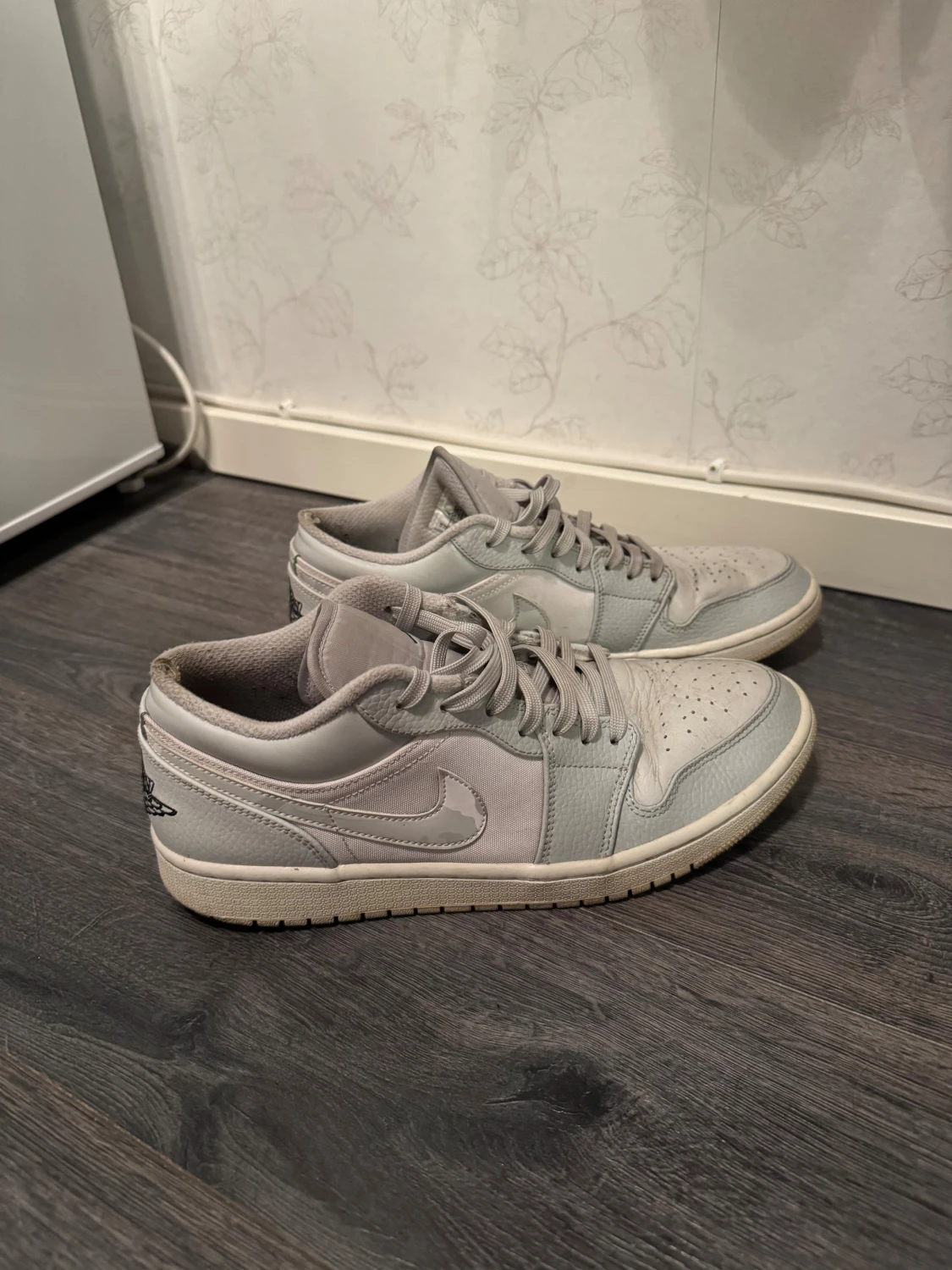 Nike Air Jordan 1 Low i grått - 1
