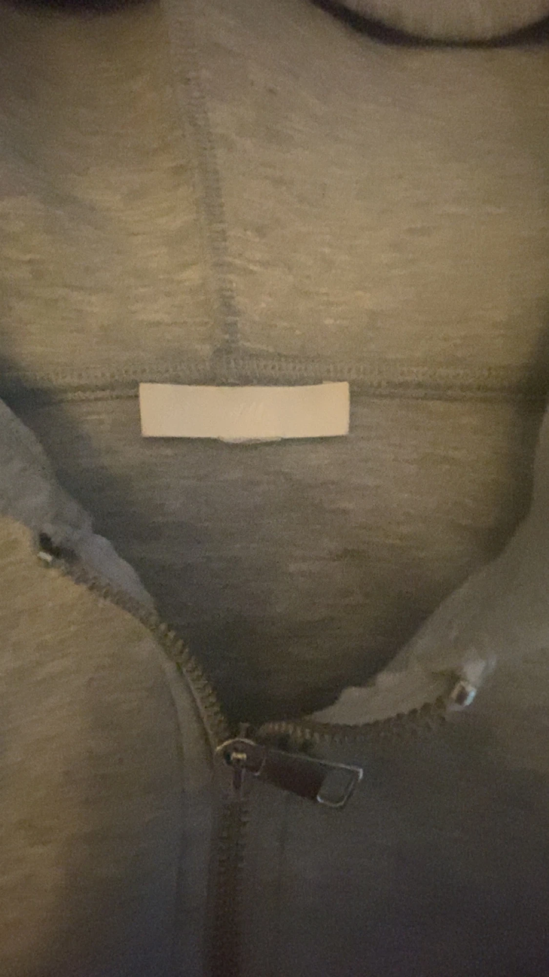 Grå hoodie med dragkedja och huva - 3