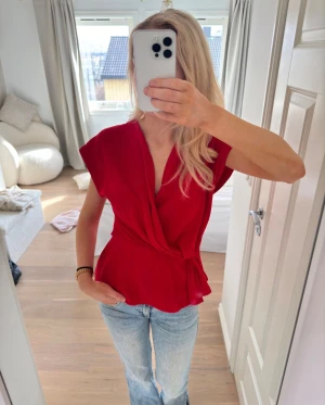 Topp från Zara  - Jättefin blus från Zara som inte säljs längre och eftertraktad❤️ perfekt färg nu till julen. Tröjannär använd max 5 gånger och är i nyskick❤️