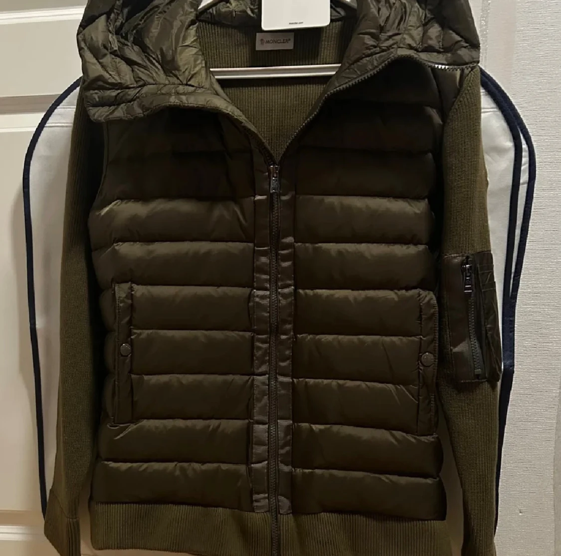 Olivgrön Moncler dunjacka med huva - 3
