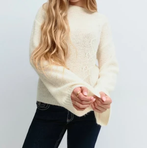 Vit stickad tröja - Supermysig vit stickad tröja från Gina young. Tröjan har långärmade, lite bredare ärmar och ribbad kant.💗