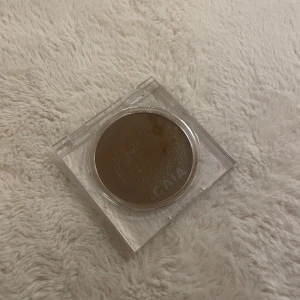 CAIA Soft Melt Bronzing Balm San José - Bronzer från CAIA i färgen San José. Kommer i en rund, transparent plastförpackning med lock. Konsistensen är krämig och färgen är en varm, mediumbrun ton som ger en naturlig solkysst look. Perfekt för contouring eller för att ge ansiktet extra glow. Endast testad 2 gånger, fel färg för mig tyvärr. 