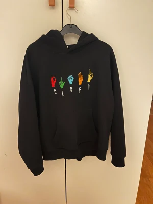 Classified hoodie - Säljer en svart Classified hoodie i storlek M. Den är liten i storlek så den passar någon som har S. Den är endast använd ett fåtal gånger så den är i nyskick.