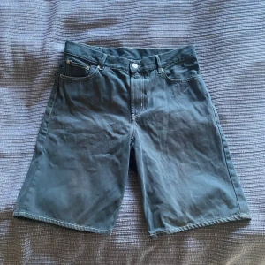 Unika mörkblå jeansshorts från Sweet Skbts - Säljer ett par mörkblå jeansshorts från Sweet Skbts med  kontrastsömmar. Shortsen har normal passform och knappgylf. Sömmarna är vita då hela shortsen var helvita frånbörjan då jag färgade dem marinblåa. Storlek small men ändå en del stora pågrund av att de ska vara ”jorts”