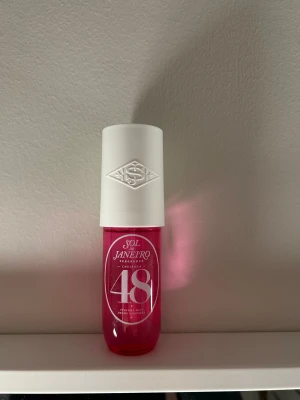 Sol de janerio 48 - Sol de janerio body mist i 48, som ni ser nästan helt ny använd max 4 gånger.