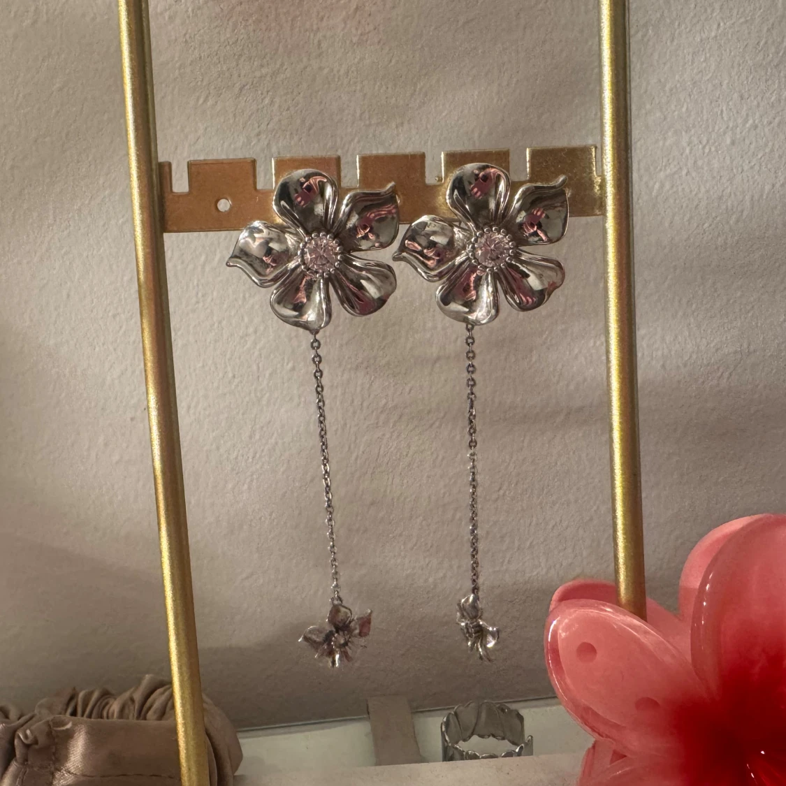 Silvriga blommiga örhängen med kedja - 2