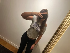 T shirt - Grå tshirt med tryck ifrån monki, storlek xs💗