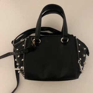 Svart väska med nitar  - Svart väska med nitar 