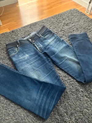 Jacob Cohën J622 (Nick) - Snyggt tvättade Jacob Cohën jeans med ljusa partier och kontrastsömmar. Diskret logotyp på bak- och framficka.  📏 Mått: Innerben 79 cm, midja 40 cm, ytterben 106 cm 📐 Passform: Slim fit, ändå lite avslappnade - passar strl 31, ev. 30-32 kolla måtten med ett par jeans du tycker passar bra. ✅ Skick: 8,8/10 🧵 Modell: J622 COMF (Nick) 🧩 Material: Premium denim från Japan🇯🇵 💰 Nypris: Drygt 5000 kr ✨ Otroligt sköna & unik modell  ‼️Skickas samma dag eller dagen efter köpet genomförs‼️